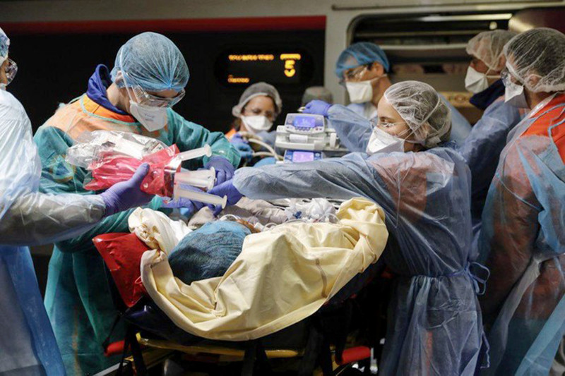 Tại Pháp, chính phủ bị chỉ trích về số lượng người được xét nghiệm đến nay vẫn tương đối ít cũng như việc thiếu thốn trang thiết bị, vật tư y tế.