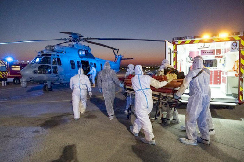 Bệnh nhân được các nhân viên y tế thuộc quân đội Pháp đưa lên máy bay trực thăng tại sân bay Orly ở phía nam Paris hôm 2/4 để chuyển đến vùng khác.