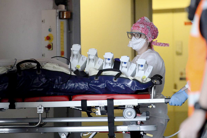 Việc huy động tàu hỏa, máy bay trực thăng, máy bay quân sự và thậm chí tàu chiến để sơ tán hàng trăm bệnh nhân và hàng trăm nhân viên viên y tế, giải phóng áp lực cho hệ thống y tế.