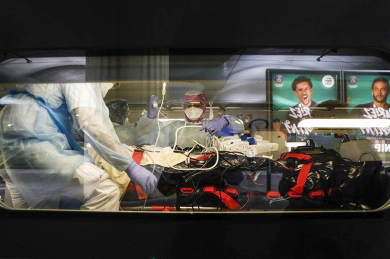 Ngày 1/4, 36 bệnh nhân Covid-19 tại khu vực Paris, toàn bộ là người đang được điều trị ở các khu ICU, được chuyển đến vùng Brittany ở phía tây bằng hai tàu TGV.