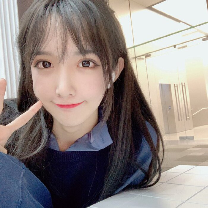 Ngã Khiếu sinh ngày 13/12/1999 thường được mọi người biết đến với nickname Abbily, cô nàng là một trong những streamer, TikToker nổi tiếng xứ Trung và hiện đang là sinh viên của Đại học Thanh Hoa.