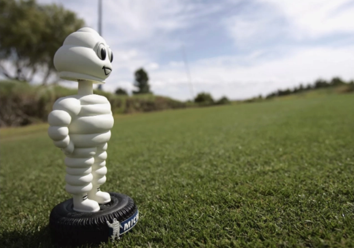 Tee marker hài hước và vui nhộn này gắn liền với hình ảnh nhà tài trợ xứng danh: Công ty lốp xe Michelin cho điểm dừng của PGA Tour ở Las Vegas.