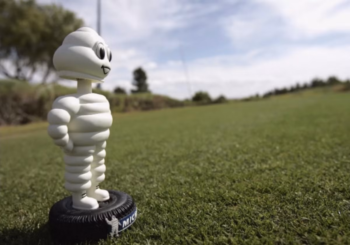 Tee marker hài hước và vui nhộn này gắn liền với hình ảnh nhà tài trợ xứng danh: Công ty lốp xe Michelin cho điểm dừng của PGA Tour ở Las Vegas.