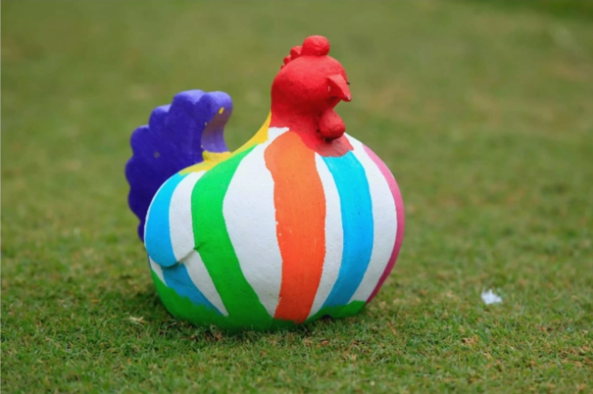 Sở dĩ chú gà sơn nhiều màu này trở thành tee marker của Sanderson Farms Championship 2014 vì thương hiệu tài trợ chính của giải Sanderson Farms là nhà sản xuất gia cầm lớn của Mỹ.