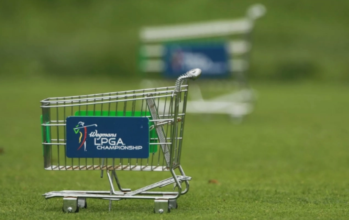 Tee marker gợi nhớ việc lạc vào siêu thị này là điểm nhấn của Wegmans LPGA Championship, trước khi giải đổi thành Women’s PGA Championship. Vào thời điểm ấy, chúng đại diện hình ảnh cho nhà tài trợ Wegmans, một chuỗi cửa hàng tạp hóa.