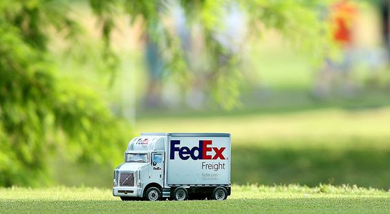 Mô hình xe vận chuyển của FedEx cũng trở thành một tee marker đẹp tại giải PGA Tour.