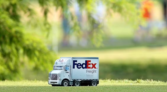 Mô hình xe vận chuyển của FedEx cũng trở thành một tee marker đẹp tại giải PGA Tour.