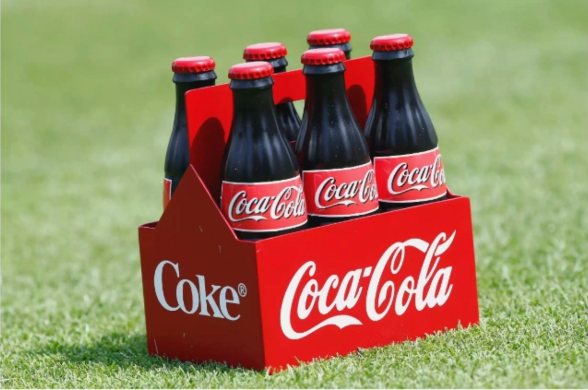 Những chai Coca thu nhỏ từng xuất hiện trong khu vực phát bóng ở sự kiện hạ màn mùa giải PGA Tour, Tour Championship.