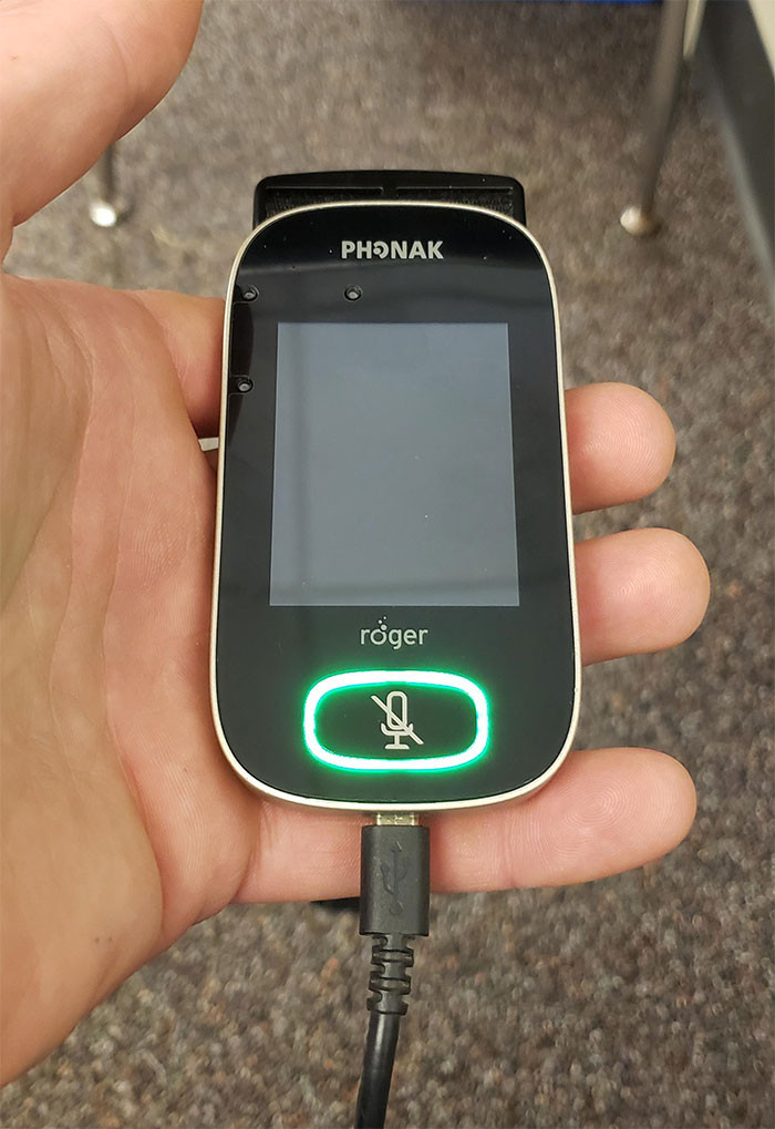 Chiếc micro được nối trực tiếp với máy trợ thính trợ giúp cho các học sinh khiếm thính.