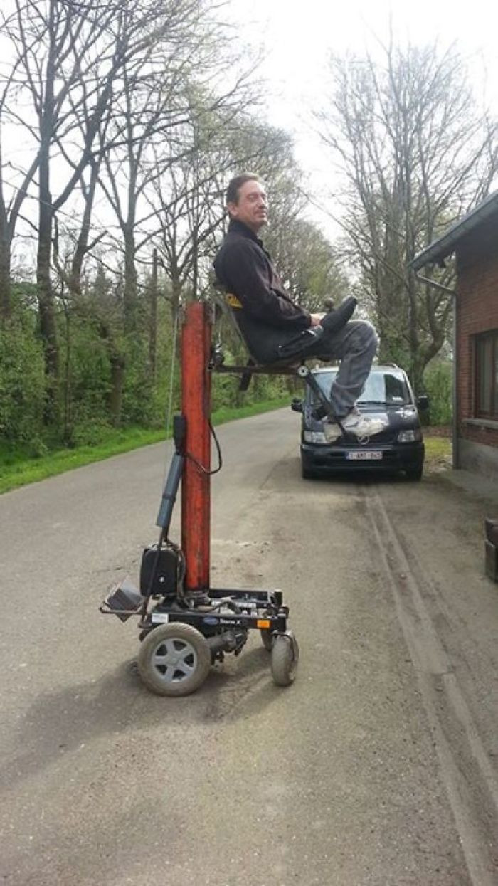 Một người đàn ông không muốn bản thân vô dụng và không làm được gì sau khi bị liệt nên đã thiết kế chiếc xe nâng tự động để làm những việc mà kể cả người khoẻ mạnh còn dè dặt.