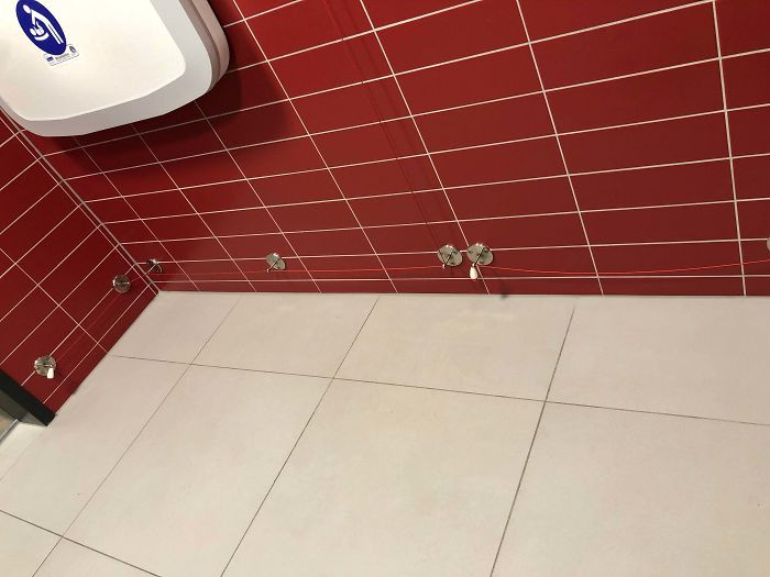 Thiết bị báo động chạy dọc sàn nhà vệ sinh tại sân bay Berlin để phòng trường hợp có người bị ngã.