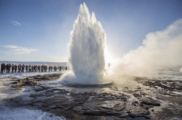 Mạch nước phun trào Strokkur Geyser ở Haukadalsvegur, Iceland cứ mỗi 5-10 lại phun trào một lần, vừa đẹp nhưng cũng vừa đáng sợ. Nó được tạo nên bởi magma gần bề mặt Trái đất, làm sôi nước nóng chảy từ các sông băng gần đó.