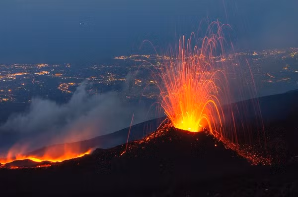 Núi lửa Etna ở Sicily, Italy phun trào như sự giận dữ của mẹ Thiên nhiên. Đây là một trong những núi lửa hoạt động mạnh nhất ở châu Âu suốt hàng nghìn năm qua.