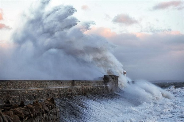 Cơn bão Ophelia tấn công ngọn hải đăng Porthcawl ở xứ Wales, tạo nên những con sóng khổng lồ. Cơn bão cũng mang theo bụi cát từ sa mạc Sahara đến Vương quốc Anh, khiến cho bầu trời có màu màu cam mờ.
