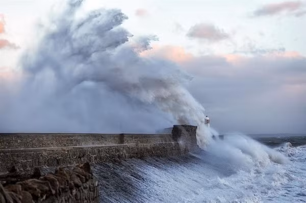 Cơn bão Ophelia tấn công ngọn hải đăng Porthcawl ở xứ Wales, tạo nên những con sóng khổng lồ. Cơn bão cũng mang theo bụi cát từ sa mạc Sahara đến Vương quốc Anh, khiến cho bầu trời có màu màu cam mờ.