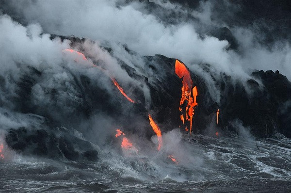 Bức ảnh này chụp dung nham "tươi" từ núi lửa Kīlauea của Hawaii chảy xuống Thái Bình Dương - chúng có thể phá hủy bất cứ thứ gì xung quanh.