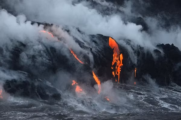 Bức ảnh này chụp dung nham "tươi" từ núi lửa Kīlauea của Hawaii chảy xuống Thái Bình Dương - chúng có thể phá hủy bất cứ thứ gì xung quanh.