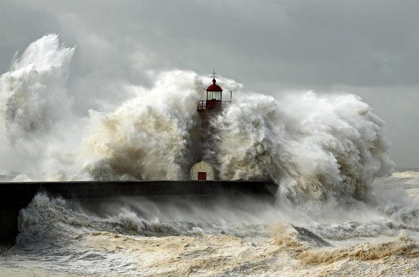 Ngọn hải đăng Felgueiras của Bồ Đào Nha ở Porto bị sóng lớn "trùm đầu".