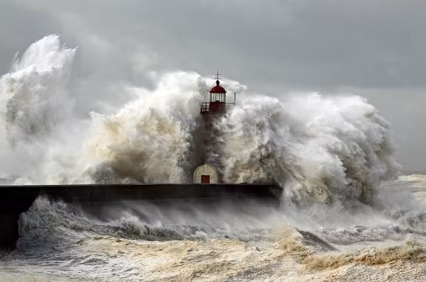 Ngọn hải đăng Felgueiras của Bồ Đào Nha ở Porto bị sóng lớn "trùm đầu".