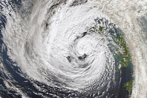 Một trong những cơn bão "khủng khiếp" nhất đổ bộ Ireland, Ophelia đã xuất hiện và tàn phá khắp đất nước này.