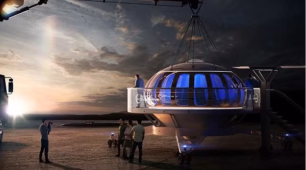 Tàu Spaceship Neptune đủ chỗ cho một phi công và 8 hành khách. Bên trong khoang được trang bị cả quầy bar, phòng tắm hiện đại như khách sạn hạng sang.