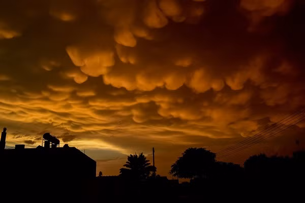 Không quá hiếm gặp trong tự nhiên, hẳn nhiều người đã từng có cơ hội chiêm ngưỡng đám mây Mammatus hay mây vảy rồng. Chúng được hình thành bởi không khí lạnh tạo ra những lỗ hổng không khí trái ngược với những đám mây hình thành bởi không khí ấm áp.