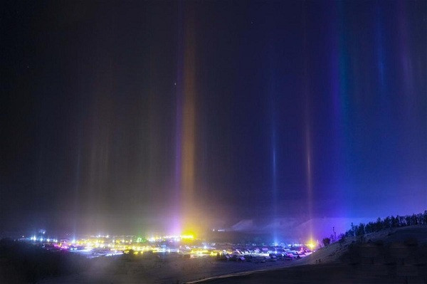 Trụ cột ánh sáng là một hiện tượng thiên nhiên bí ẩn cực hiếm gặp xảy ra do sự phản chiếu ánh sáng từ nhiều tinh thể băng lơ lửng trong bầu khí quyển. Như một quy luật, bạn có cơ hội nhìn thấy hiện tượng này chỉ khi bên ngoài trời thực sự lạnh.