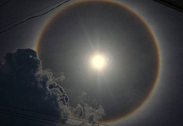 Vòng tròn quanh mặt trời, hay còn gọi là quầng mặt trời, là hiện tượng thời tiết khá phổ biến khi những tinh thể băng ở độ cao đủ lớn và ánh sáng khúc xạ qua. Quầng mặt trời được tạo ra bởi ánh sáng mặt trời tương tác với các tinh thể băng lơ lửng trong không khí.