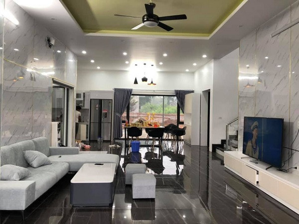 Mặc dù không có video housetour, tuy nhiên qua một vài hình ảnh được chính chủ chia sẻ người xem cũng soi được kha khá căn biệt phủ sang xịn mịn này.