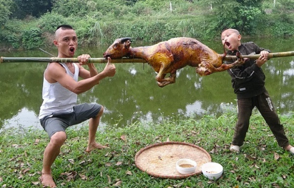 Hai chàng trai tóc 3 chỏm nổi tiếng từ hai kênh Youtube Tam Mao TV và Ẩm thực Tam Mao, với những video nấu món ăn dân dã đậm chất miền núi cùng những pha tấu hài có một không hai. Đến nay hai kênh Youtube của Anh em Tam Mao sở hữu hơn 4 triệu lượt đăng ký, thu nhập "khủng".