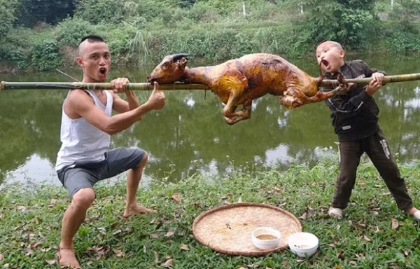 Hai chàng trai tóc 3 chỏm nổi tiếng từ hai kênh Youtube Tam Mao TV và Ẩm thực Tam Mao, với những video nấu món ăn dân dã đậm chất miền núi cùng những pha tấu hài có một không hai. Đến nay hai kênh Youtube của Anh em Tam Mao sở hữu hơn 4 triệu lượt đăng ký, thu nhập "khủng".