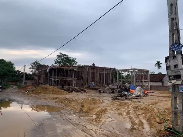 Căn biệt thự của Mao Đệ đang trong quá trình xây dựng, chẳng kém cạnh biệt phủ của Mao Ca. Có lẽ Anh em Tam Mao là một trong những Youtuber đầu tư nhiều tiền nhất vào chuyện nhà cửa.