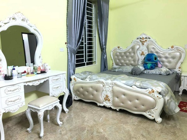 Phòng ngủ của vợ chồng Mao Ca sử dụng các nội thất màu trắng sang trọng.