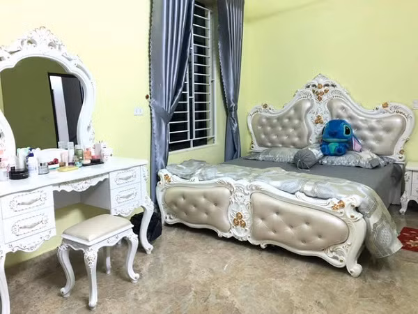 Phòng ngủ của vợ chồng Mao Ca sử dụng các nội thất màu trắng sang trọng.