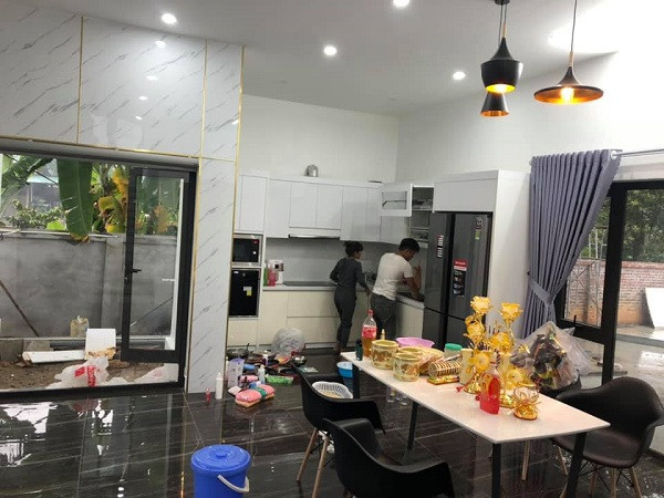 Anh cũng tâm sự, cơ ngơi hoành tráng này là cả thanh xuân dành cho gia đình, sau khoảng thời gian dài từng vất vả kiếm sống. Mao Ca chia sẻ rằng làm YouTube không hề đơn giản, bản thân anh từng trải qua vài tháng liền không kiếm được đồng nào dù miệt mài làm video.