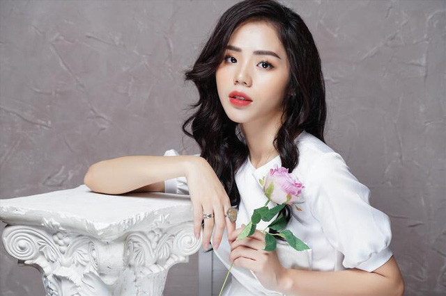 Hương Ly là thánh nữ cover hàng triệu thu hút hàng chục triệu lượt xem. Cô có giọng hát cao, trong, dù nhiều khi bị cho là "một màu và chói tai".