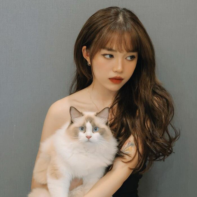 Nữ streamer Linh Ngọc Đàm thực sự tạo ấn tượng và thu hút người xem với vẻ ngoài xinh đẹp, dễ thương, hoạt bát. Chỉ với các video "troll" giữa cô và anh trai khiến cộng đồng mạng phải điên đảo.