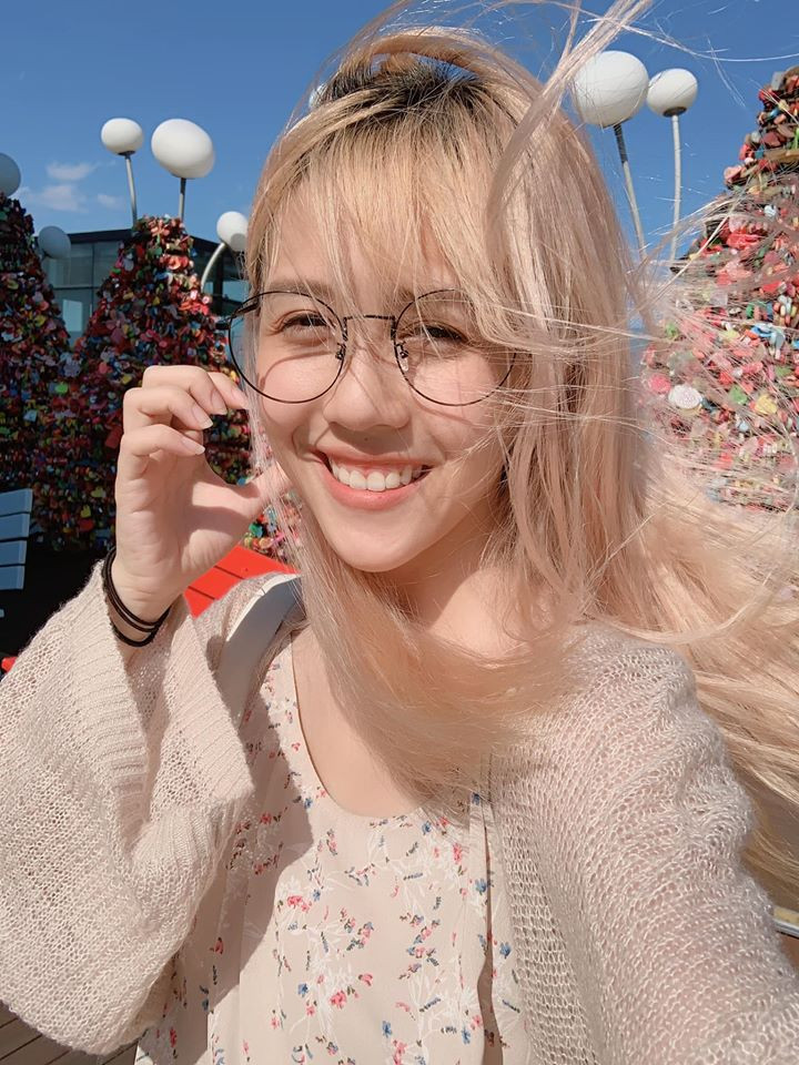 Hiện tại, kênh Youtube Hậu Hoàng thu hút hơn 6.75 triệu người đăng ký và hơn 2 tỷ lượt xem.