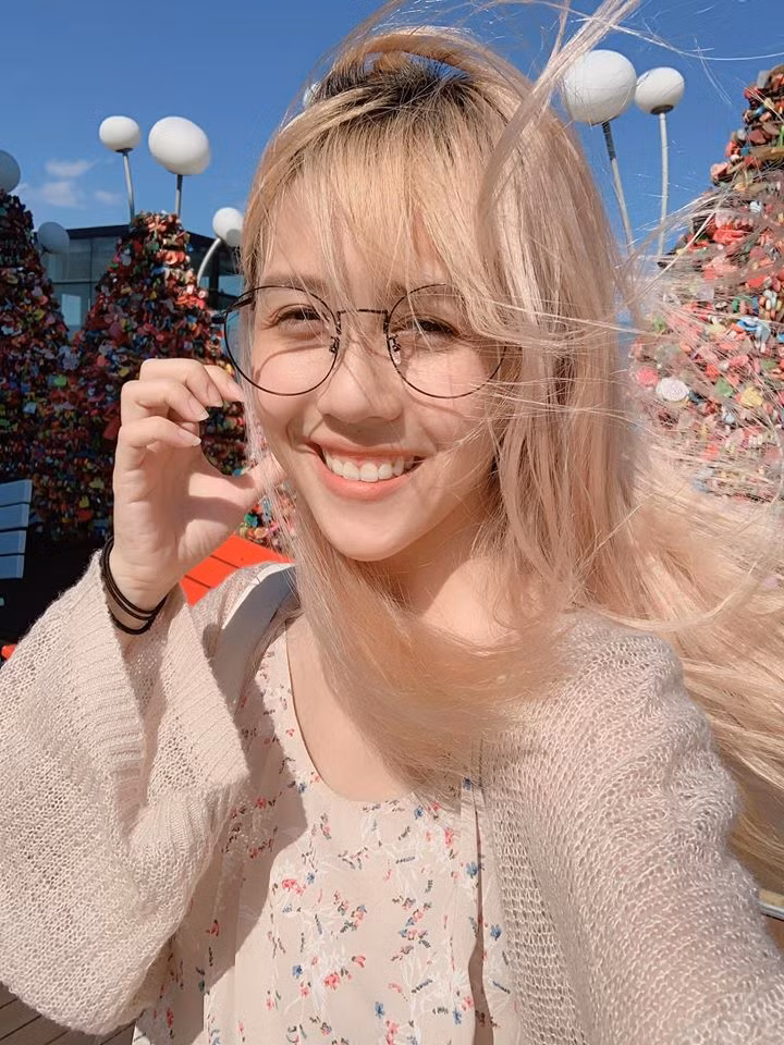 Hiện tại, kênh Youtube Hậu Hoàng thu hút hơn 6.75 triệu người đăng ký và hơn 2 tỷ lượt xem.