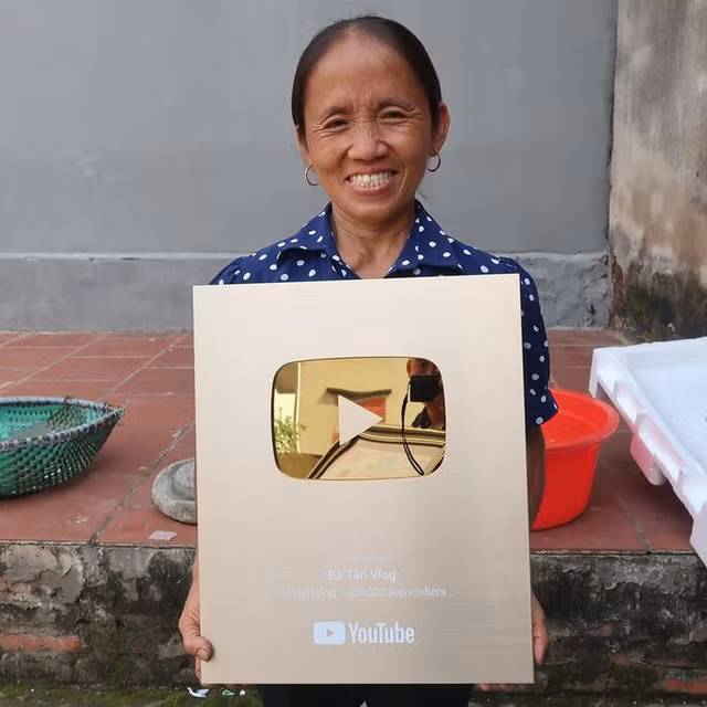Bà Tân Vlog là vlogger nhiều tuổi nhất Việt Nam được nhận Nút Vàng YouTube và xác lập kỷ lục Guinness vào năm 2019. Bà nổi lên như một hiện tượng mạng và dần chiếm được tình cảm của người xem nhờ những vlog nấu ăn "siêu to khổng lồ".