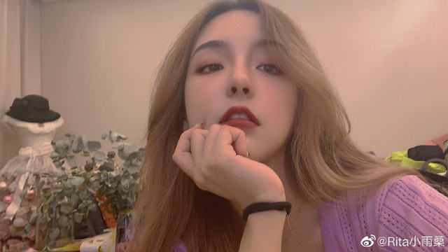 Những ai yêu quý và theo dõi Rita đều nhận ra, thời gian gần đây, cô nàng đang dần theo đuổi dần phong cách gợi cảm, thoát ra khỏi hình tượng ''kẹo ngọt'' như trước.