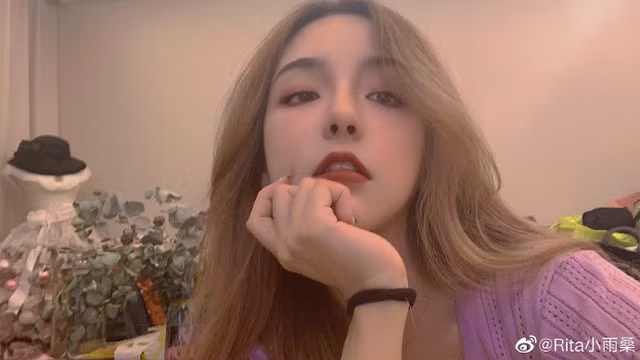 Những ai yêu quý và theo dõi Rita đều nhận ra, thời gian gần đây, cô nàng đang dần theo đuổi dần phong cách gợi cảm, thoát ra khỏi hình tượng ''kẹo ngọt'' như trước.