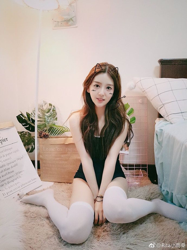 Điểm đáng chú ý của Rita đó là chẳng những xinh đẹp, cô nàng còn có kiến thức rất sâu về LMHT nữa.