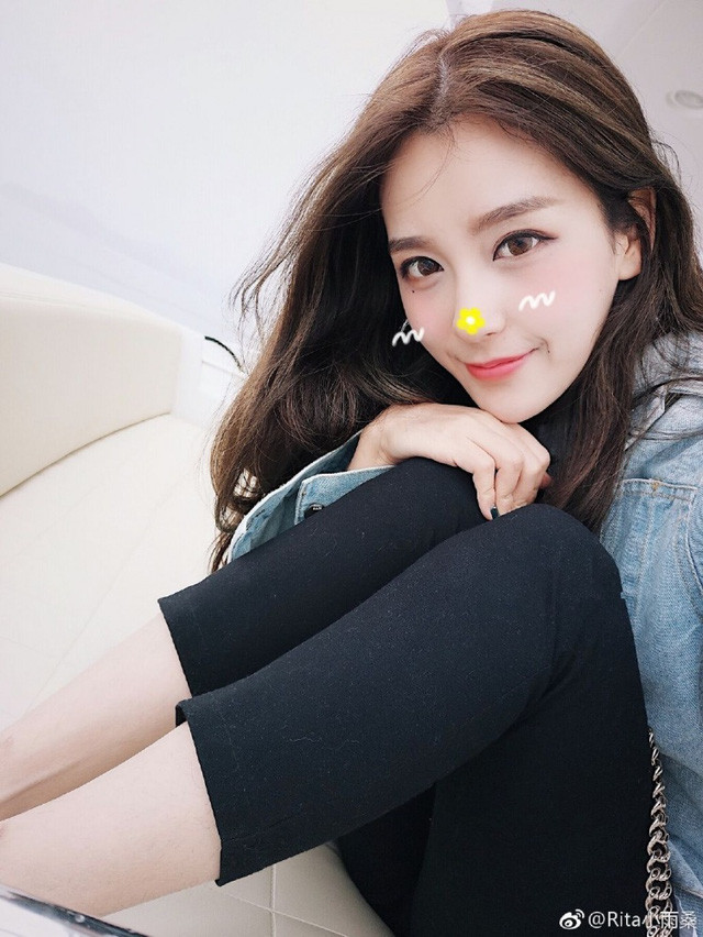 Cũng nhờ thế mà lượng subs, view của cô nàng này lúc nào cũng ở mức khủng. Theo đó, hiện tại trang Weibo của Rita đang sở hữu tới hơn 2,5 triệu lượt theo dõi.