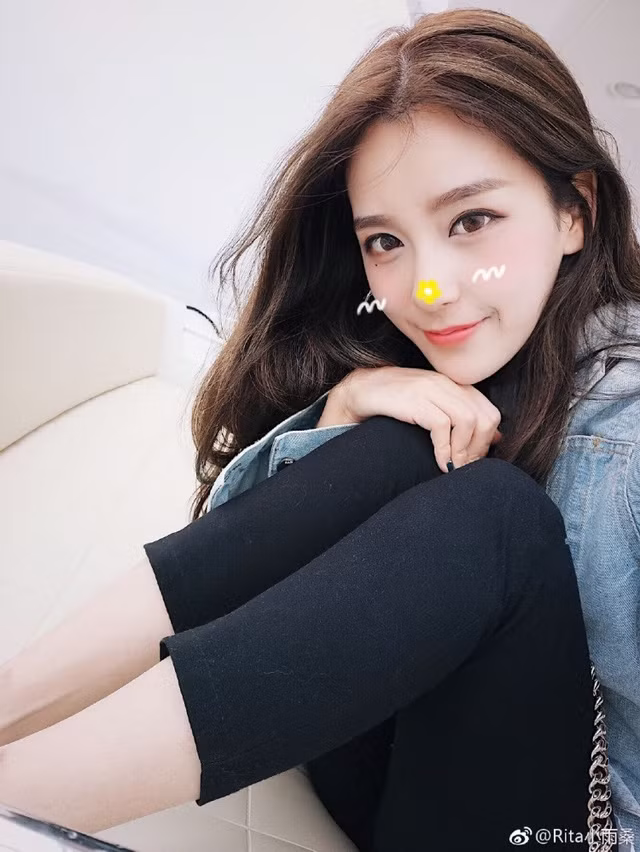 Cũng nhờ thế mà lượng subs, view của cô nàng này lúc nào cũng ở mức khủng. Theo đó, hiện tại trang Weibo của Rita đang sở hữu tới hơn 2,5 triệu lượt theo dõi.