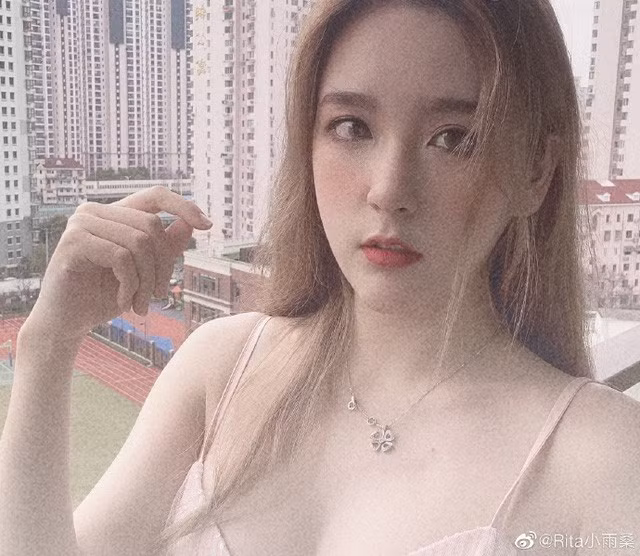 Xuất thân là sinh viên của Học viên Hý kịch Trung ương Trung Quốc, nữ streamer này dĩ nhiên sở hữu nhan sắc cũng "không phải dạng vừa".