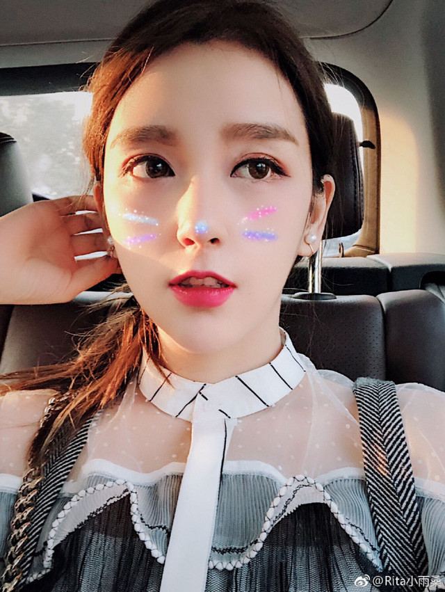 Chưa kể, mỗi lần lên sóng livestream, Rita thậm chí còn "show" cho người xem thấy kỹ năng chơi game đỉnh cao của mình.