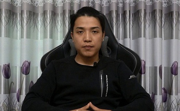 Đứng trước búa rìu dư luận, Youtuber triệu sub không ít lần tuyên bố ''xóa kênh'' hay ''ngừng làm vlog'' nhưng năm lần bảy lượt là trò đùa câu view. Cuối tháng 2 năm nay, Nguyễn Thành Nam đăng tải video khẳng định sẽ ngừng làm Youtube vĩnh viễn.