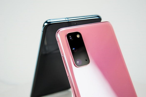  Camera độ phân giải cao hơn: Bộ 3 camera trên Samsung cũng khác nhiều so với điện thoại của Apple. Galaxy S20 sở hữu camera góc cực rộng 12 MP, camera góc rộng 12 MP và camera tele 64 MP zoom x3. Phiên bản Ultra còn có camera cảm biến chiều sâu, camera selfie 40 MP. Bộ ba iPhone 11 được trang bị toàn bộ camera 12 MP. Ảnh: BI 