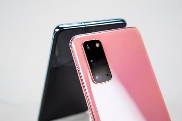  Camera độ phân giải cao hơn: Bộ 3 camera trên Samsung cũng khác nhiều so với điện thoại của Apple. Galaxy S20 sở hữu camera góc cực rộng 12 MP, camera góc rộng 12 MP và camera tele 64 MP zoom x3. Phiên bản Ultra còn có camera cảm biến chiều sâu, camera selfie 40 MP. Bộ ba iPhone 11 được trang bị toàn bộ camera 12 MP. Ảnh: BI 